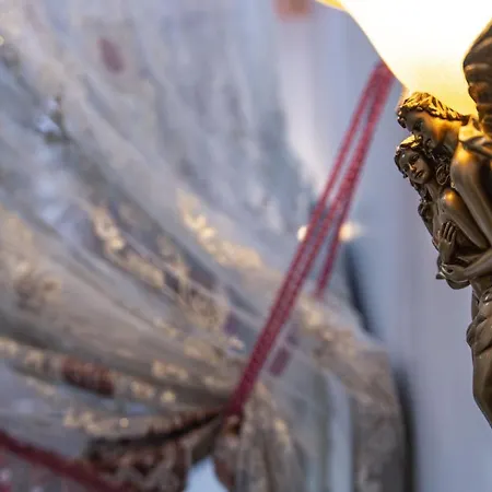 Romantique Maison De L'eglise Du Couvent